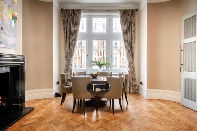 Dining room with parquet floor and bay window